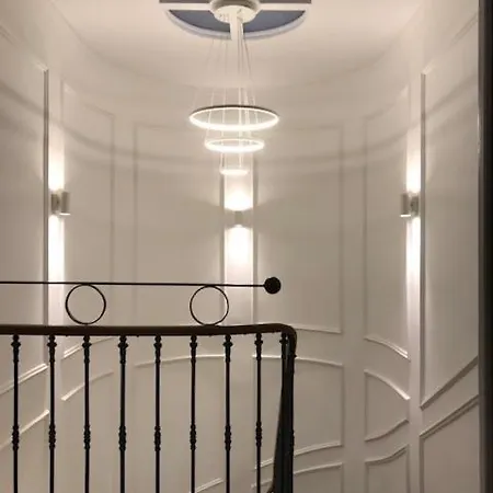 Lazare Maison De Maître , De Standing Avec Parking Privatif à Seulement 7 Minutes à Pied Du Centre Historique De Apartamento
