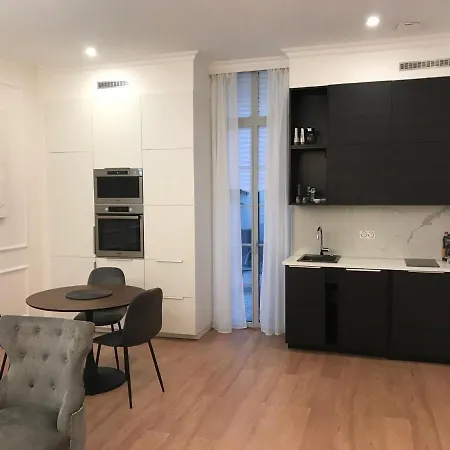 Lazare Maison De Maitre , De Standing Avec Parking Privatif A Seulement 7 Minutes A Pied Du Centre Historique De Appartement *