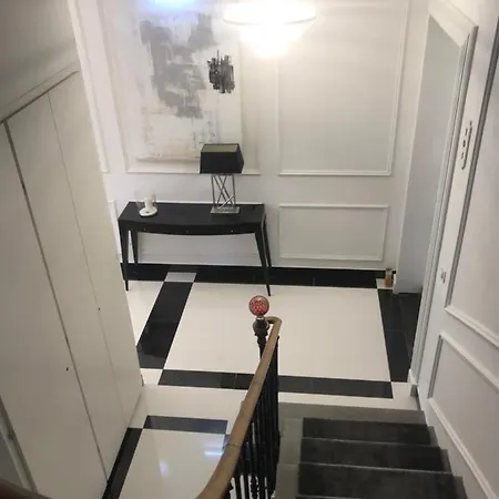 Appartement Lazare Maison De Maitre , De Standing Avec Parking Privatif A Seulement 7 Minutes A Pied Du Centre Historique De