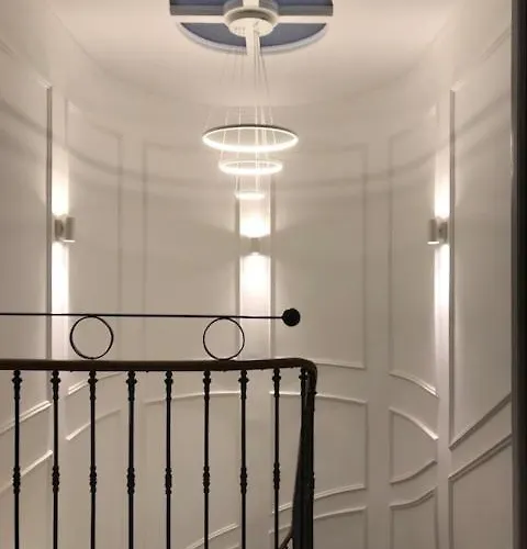 Lazare Maison De Maitre , De Standing Avec Parking Privatif A Seulement 7 Minutes A Pied Du Centre Historique De Appartement