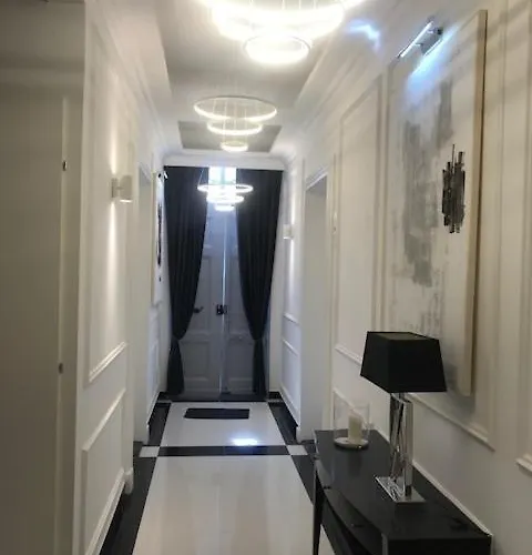 Apartment Lazare Maison De Maitre: Upscale With Private Parking Near Historic