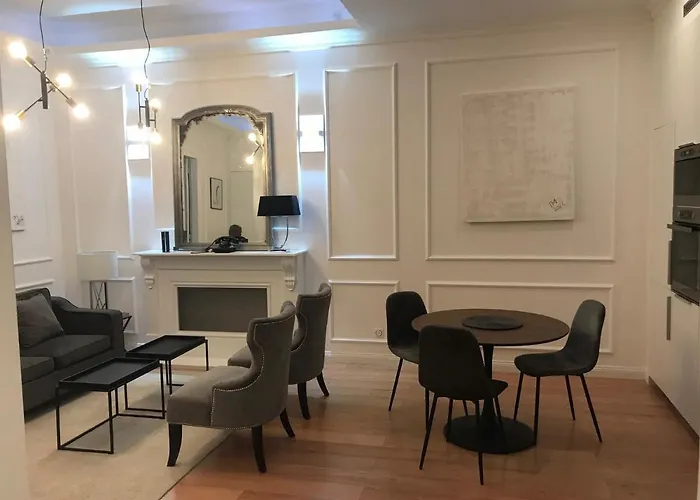 Lazare Maison De Maitre , De Standing Avec Parking Privatif A Seulement 7 Minutes A Pied Du Centre Historique De Appartement Béziers