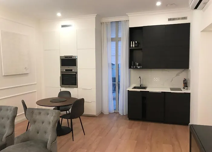 Lazare Maison De Maitre: Upscale With Private Parking Near Historic Apartment *