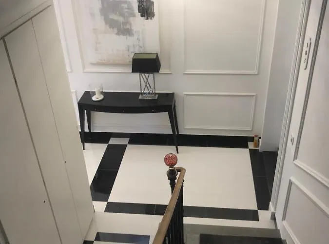 Appartement Lazare Maison De Maitre , De Standing Avec Parking Privatif A Seulement 7 Minutes A Pied Du Centre Historique De